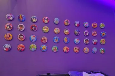 1. Pins de personagens pop culture decorados, coleção de bottons de desenhos e filmes.