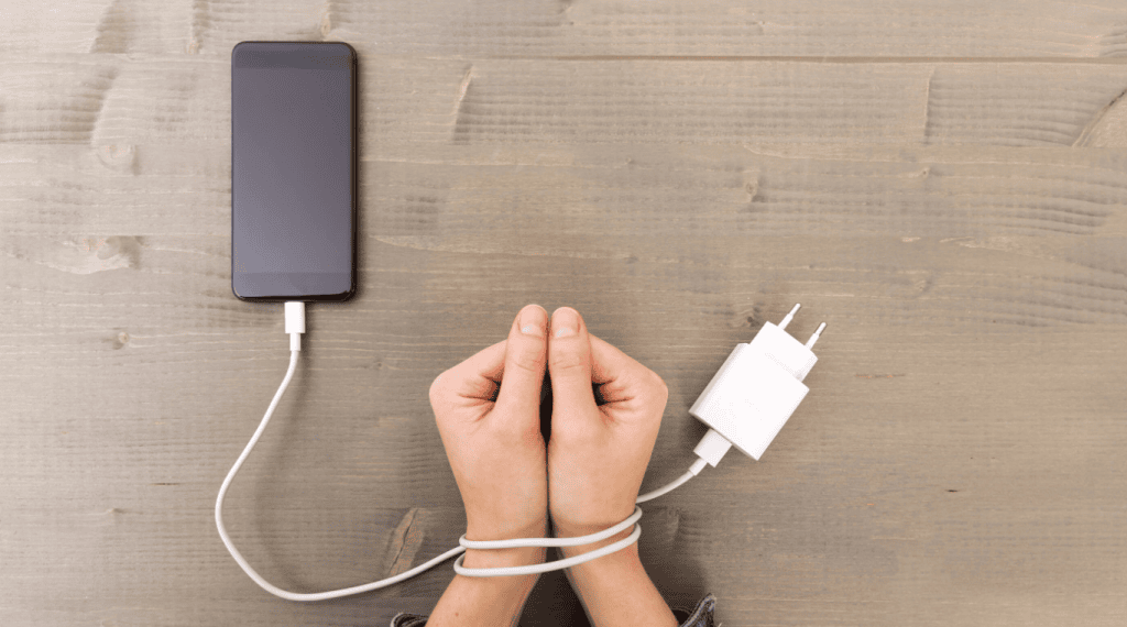 Carregador de celular com cabo usb em uso, conexão rápida e segura.