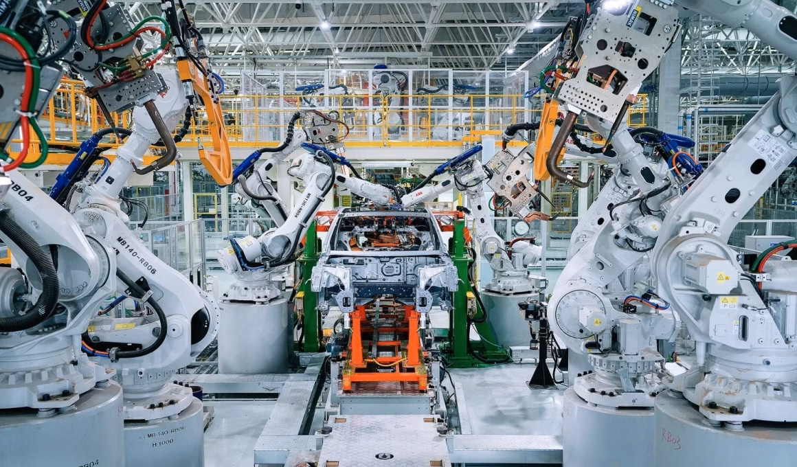 Robôs industriais na montagem de carros de alta tecnologia.