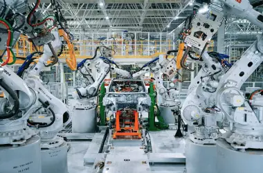 Robôs industriais na montagem de carros de alta tecnologia.