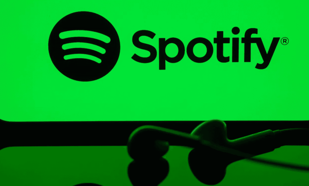 Áudio de fones de ouvido com logo do spotify em fundo verde.