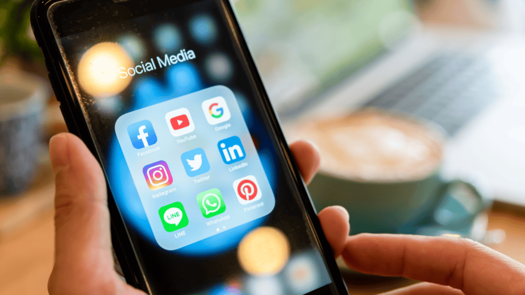 Aplicativos de redes sociais no smartphone com foco em facebook, instagram e whatsapp.