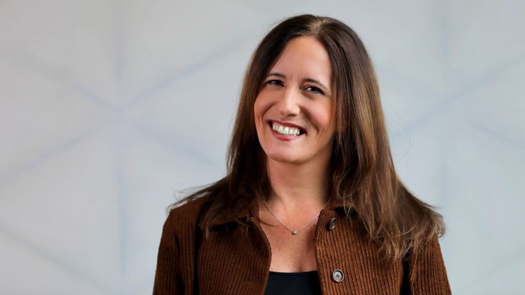 Beth galetti, vice-presidente sênior de recursos humanos da amazon