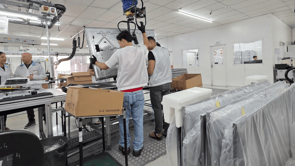 Operadores da fábrica de smart tvs da tcl em manaus
