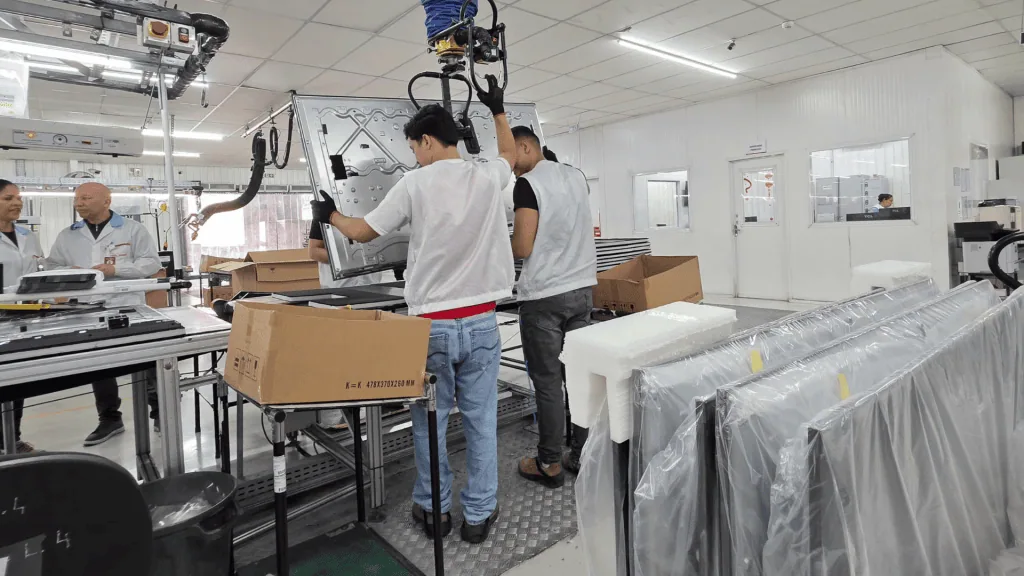 Tcl mostra fábrica de ar-condicionado e smart tvs em manaus Operadores da fábrica de smart tvs da tcl em manaus