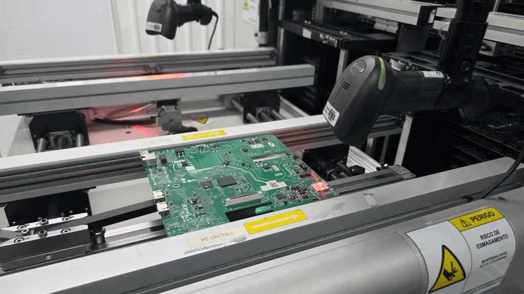 Tcl mostra fábrica de ar-condicionado e smart tvs em manaus Checagem de placa de smart tv da tcl realizada na fábrica da empresa em manaus