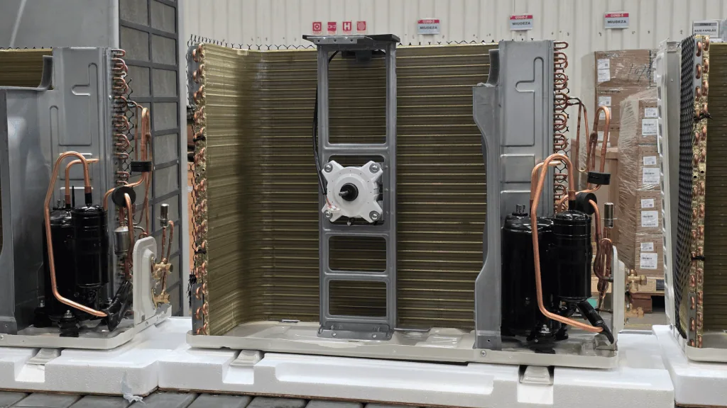 Tcl mostra fábrica de ar-condicionado e smart tvs em manaus Ar-condicionado desmontado em fábrica da tcl em manaus