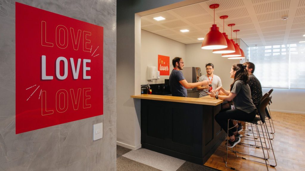 Deloitte, Accenture, Google y otras empresas tienen vacantes de empleo en tecnología en octubre. Imagen de la empresa ifood