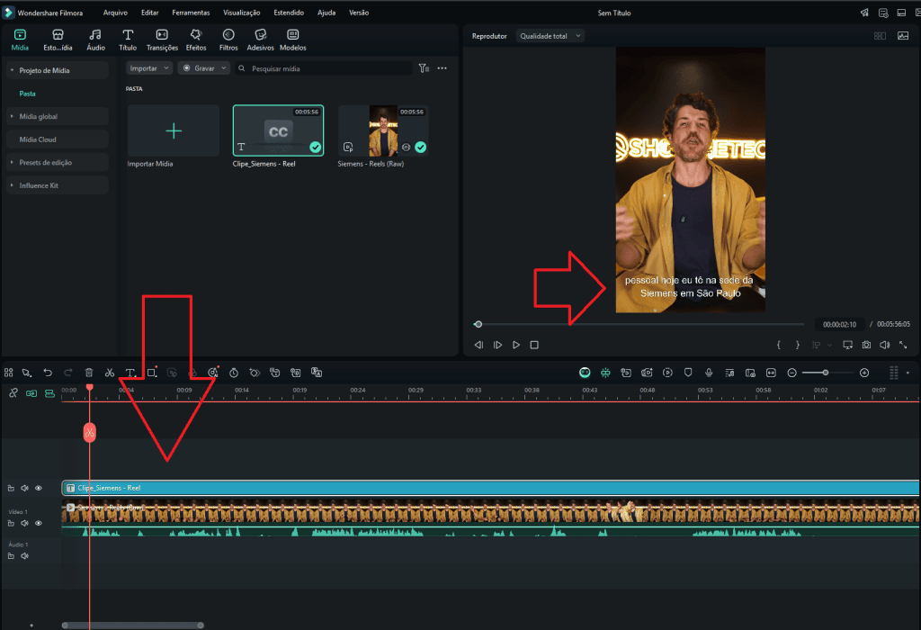 Assistente de tecnologia mostrando edição de vídeo no premiere, com foco na legenda e na interface de edição.
