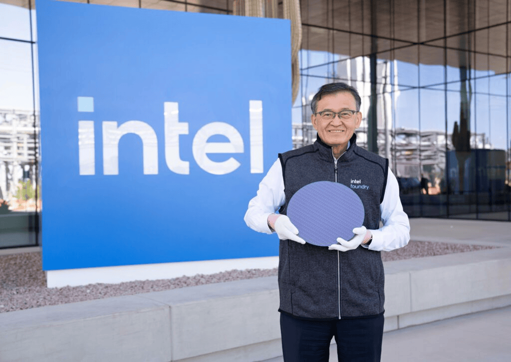 O ceo da intel, lip-bu tan, segura um wafer de blocos de cpu para o intel core ultra série 3, codinome panther lake, no campus da intel ocotillo em chandler, arizona.
