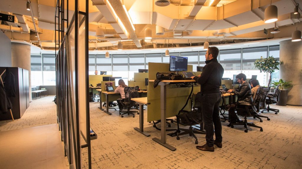 Deloitte, Accenture, Google y otras empresas tienen vacantes de empleo en tecnología en octubre. Imagen de la empresa Microsoft