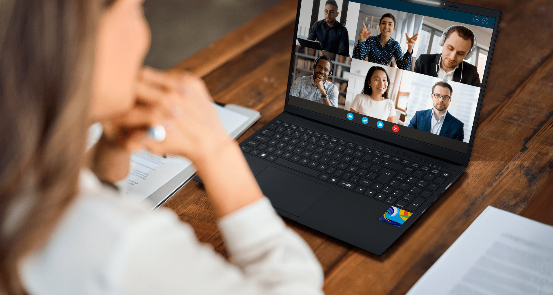 Reunião online em vídeo chamada com equipe de negócios, tecnologia e criatividade.