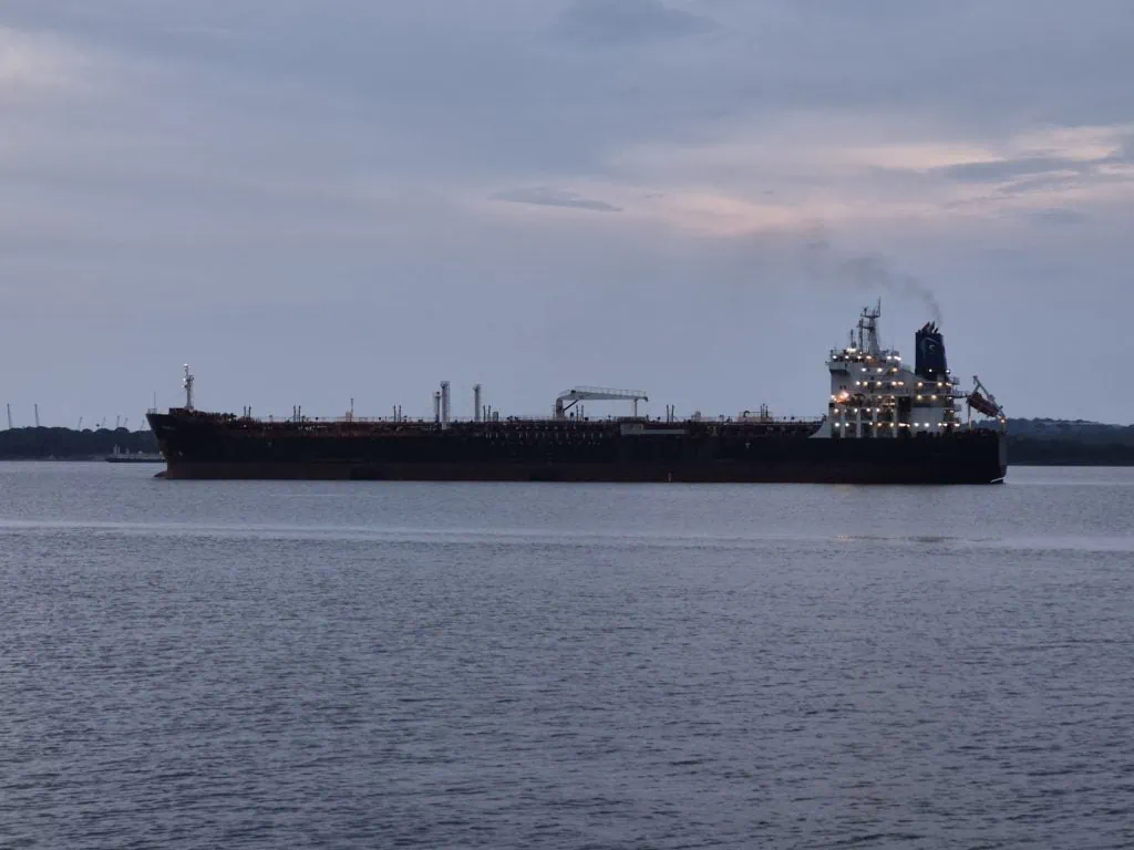 Review: galaxy s25 fe supera expectativas com ótima câmeras e bateria Imagem capturada pelo s25 fe de um barco