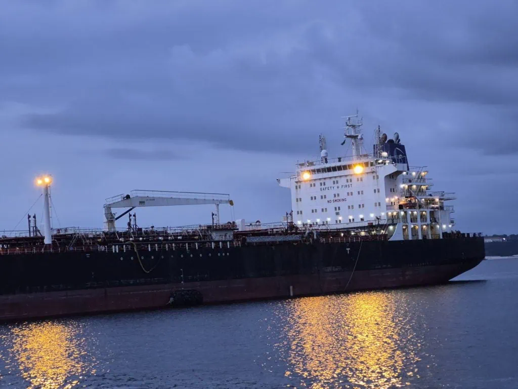 Review: galaxy s25 fe supera expectativas com ótima câmeras e bateria Imagem capturada pelo s25 fe de um barco