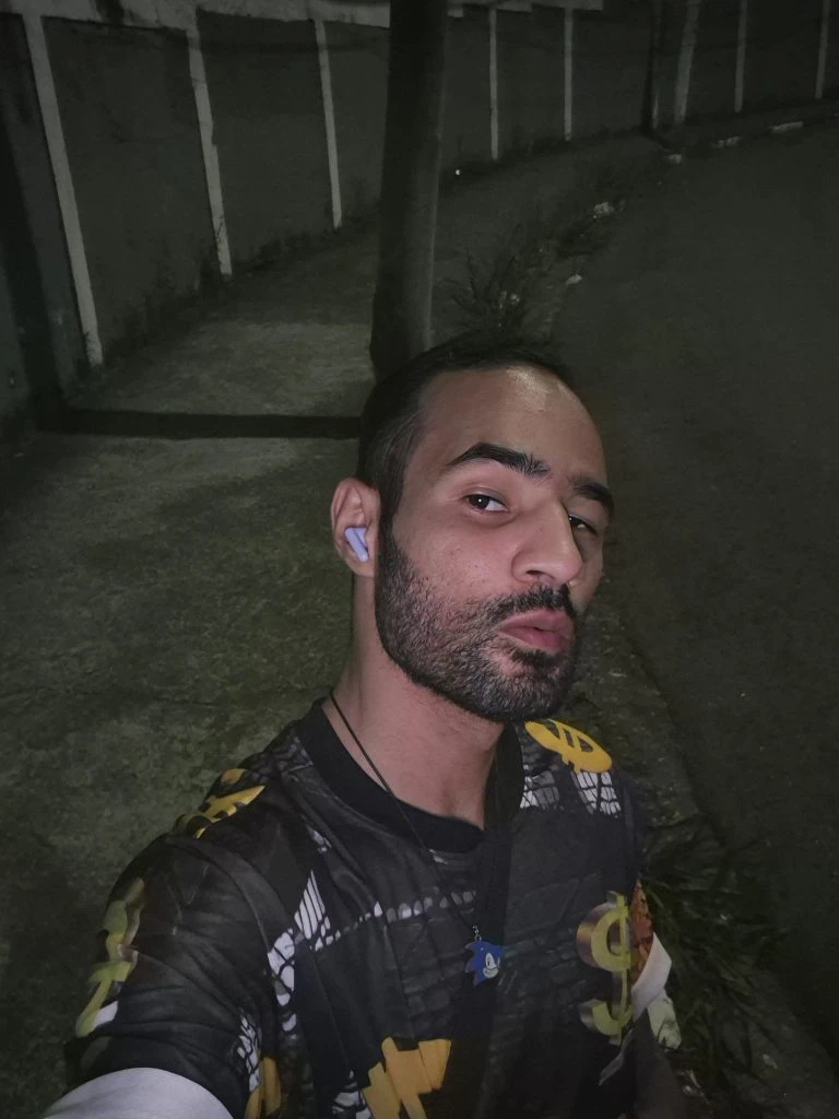 Review: galaxy s25 fe supera expectativas com ótima câmeras e bateria Selfie tirada durante a noite pelo galaxy s25 fe