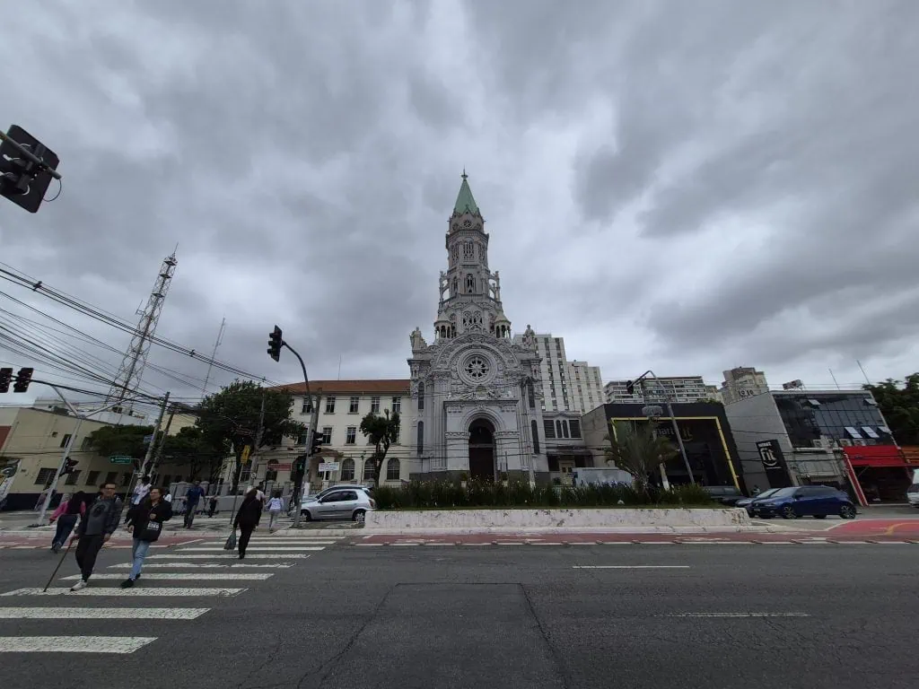 Review: galaxy s25 fe supera expectativas com ótima câmeras e bateria Foto de uma igreja capturada pelo galaxy s25 fe