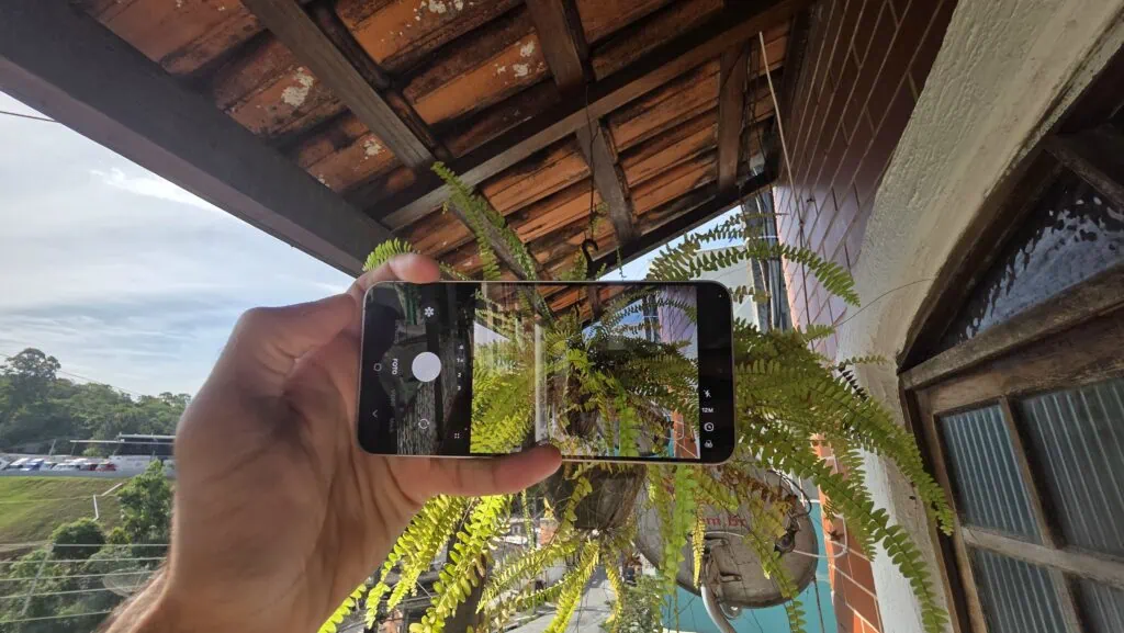 Review: galaxy s25 fe supera expectativas com ótima câmeras e bateria Galaxy s25 fe tirando fotos