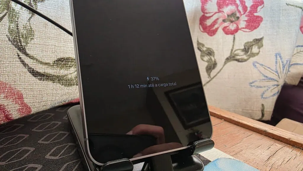 Review: galaxy s25 fe supera expectativas com ótima câmeras e bateria Galaxy s25 fe recarregando