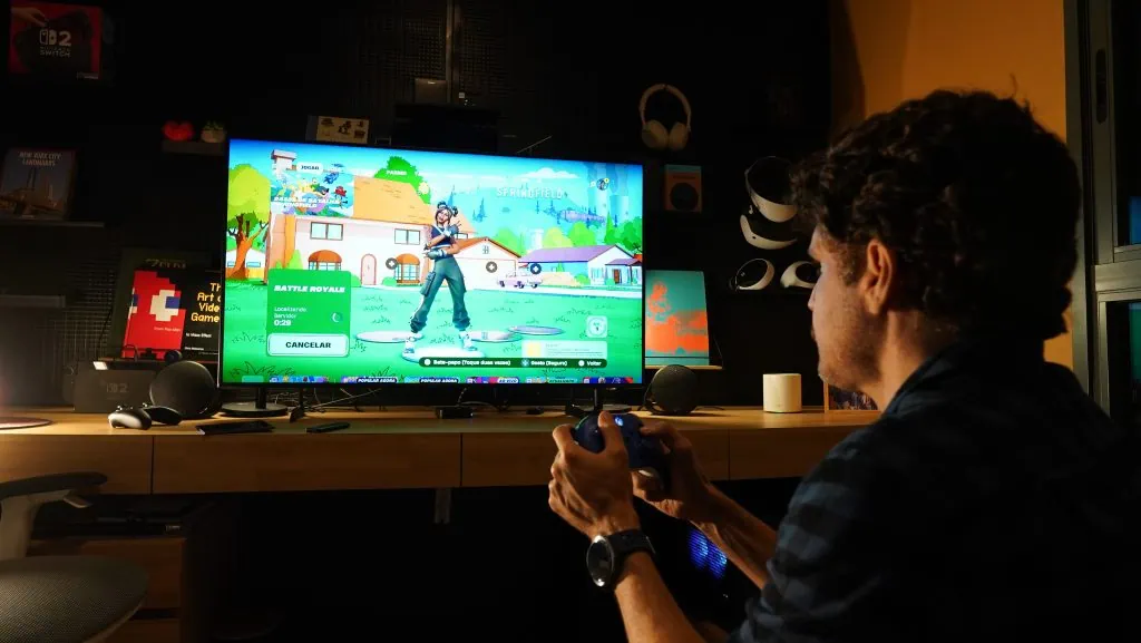Tv tudo em 1 da samsung: conheça a smart tv que tem videogame, karaokê e mais! Homem jogando no samsung gaming hub