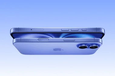 Iphone 13 azul com câmera dupla e design moderno, destaque para tecnologia avançada.