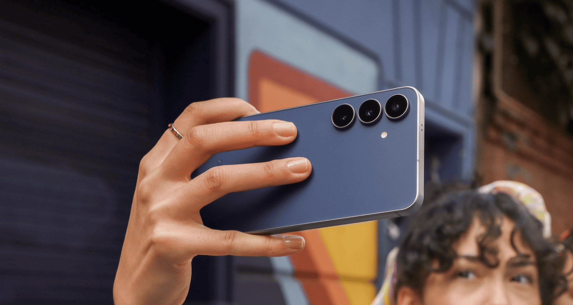 Novo iphone com câmera tripla na cor azul, destaque para tecnologia avançada e design moderno.