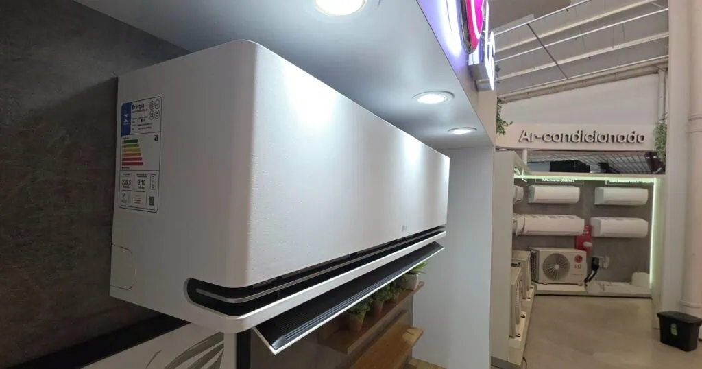 Ar-condicionado lg dual inverter ai air faz ajustes automáticos de temperatura pra você Ar-condicionado lg dual inverter ai air faz ajustes automáticos de temperatura pra você. Modelo de 12. 000 btu tem opção quente/frio, motor mais econômico e pode ser comandado por app, alexa e google assistente. Saiba mais: