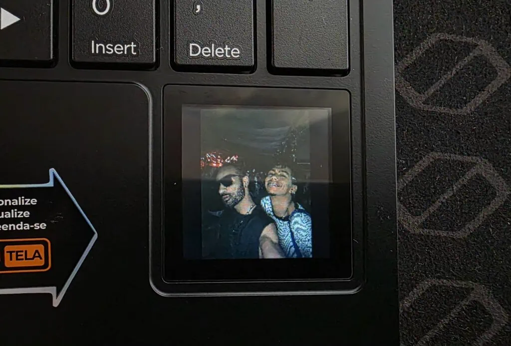 Review: De Positivo Vision R15M notebook biedt goede hardware voor een redelijke prijs. Mini interactief scherm voor de Positivo Vision R15M notebook.