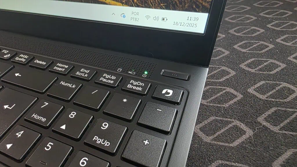 Review: De Positivo Vision R15M notebook biedt goede hardware voor een redelijke prijs. positieve middentoets van de Vision R15M