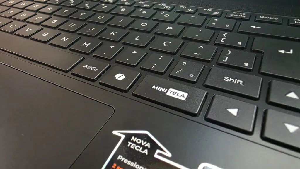 Review: De Positivo Vision R15M notebook biedt goede hardware voor een redelijke prijs. Copilot-toetsen en minischerm van de Positivo Vision R15M.