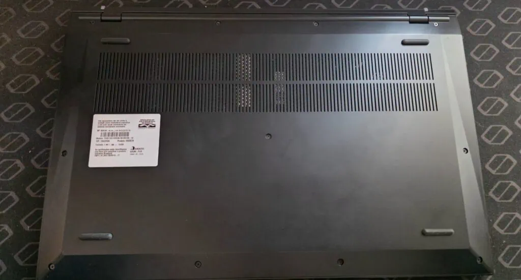 Review: De Positivo Vision R15M notebook biedt goede hardware voor een redelijke prijs. Achterkant van de Vision R15M notebook