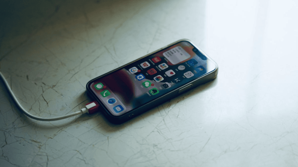 Hvordan beskytte elektronikk mot varme? Se tips og svar. Lading av mobiltelefon