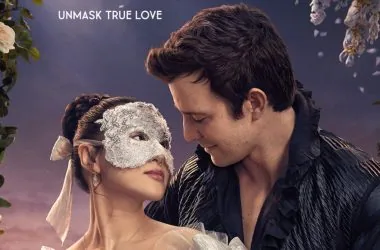 Amour romantique, masques et jardin, romance fantastique, scène de film Showmetech, scène romantique avec un couple amoureux, film d'amour, décor de jardin classique.