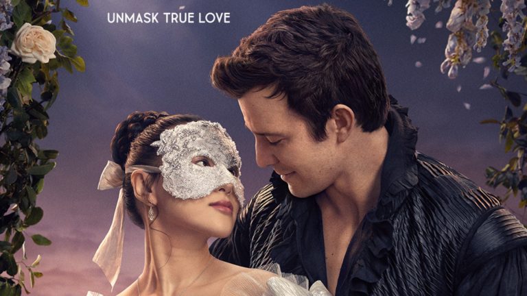 Amor romântico, máscaras e jardim, romance de fantasia, cena de filme showmetech, cena romântica com casal apaixonado, filme de amor, cenário de jardim clássico.