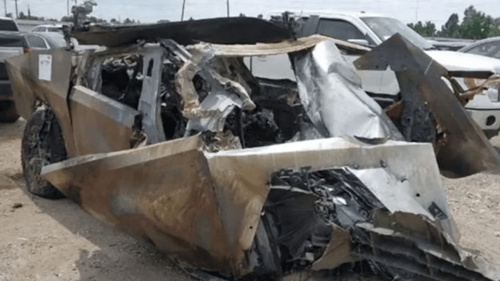 Flopou: 10 acontecimentos desastrosos de tecnologia em 2025 Tesla que pegou fogo em acidente de michael sheehan