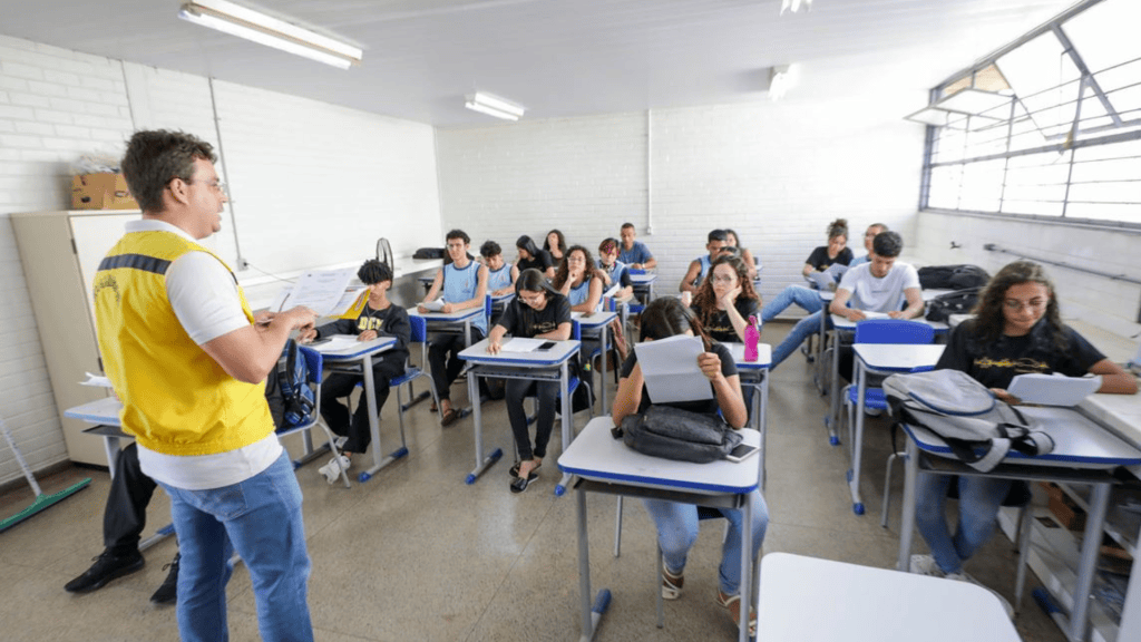 Hoe haal je een rijbewijs? Bekijk de informatie om te beginnen met autorijden. Mensen die lessen volgen om een rijbewijs te halen.