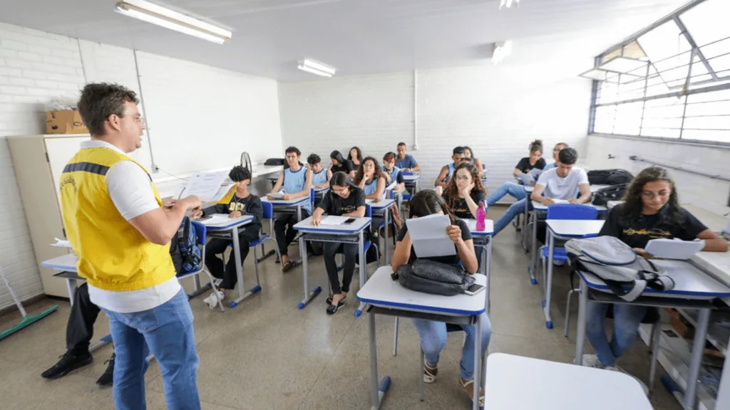 Como tirar a cnh? Veja informações para começar a dirigir Pessoas fazendo aulas para o processo de como tirar cnh