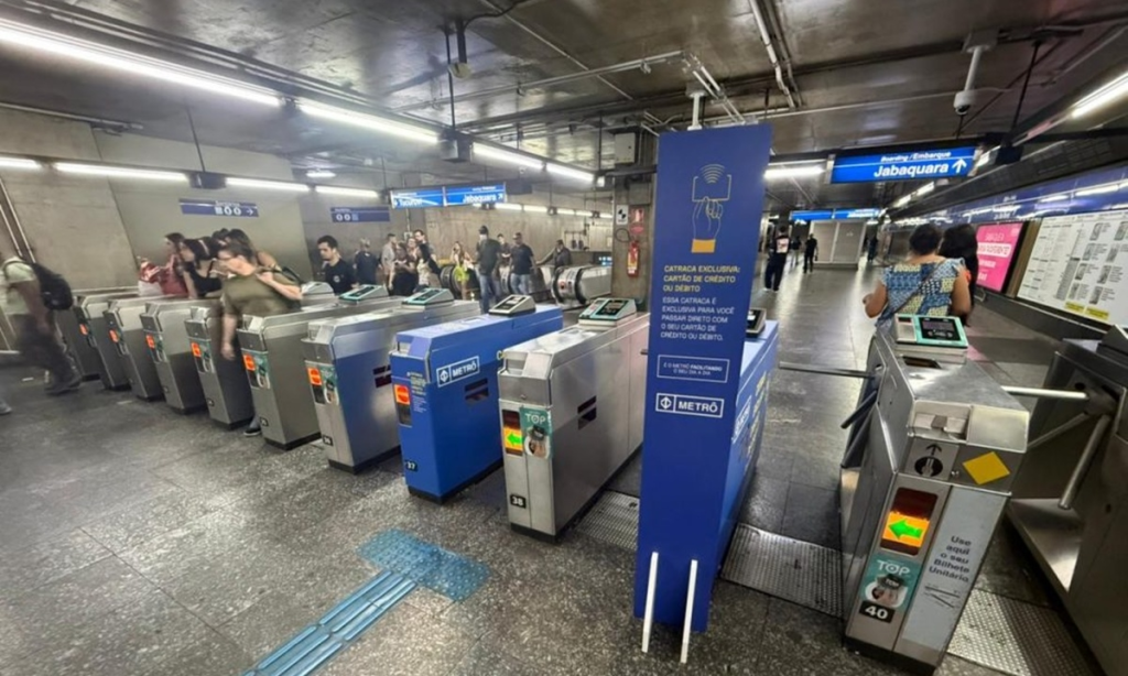 Metrô de São Paulo passa a aceitar pagamento por aproximação em todas as estações. Passageiros poderão usar cartões de crédito ou débito Mastercard, Visa e Elo para acessar rapidamente as linhas. Saiba mais