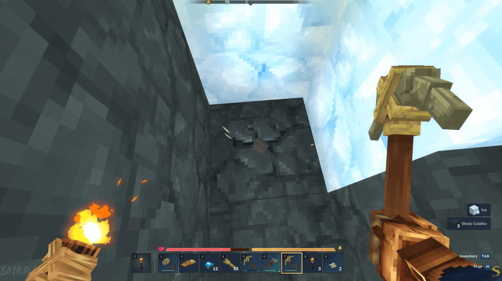 Jogador usando picare para minerar pedra na caverna de hytale.