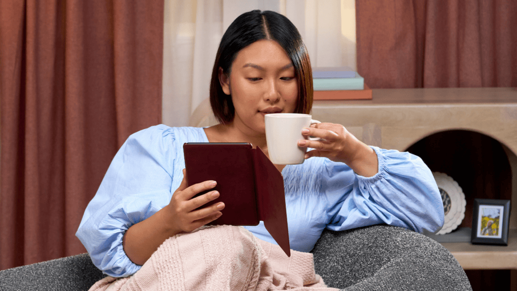 Mulher usando kindle