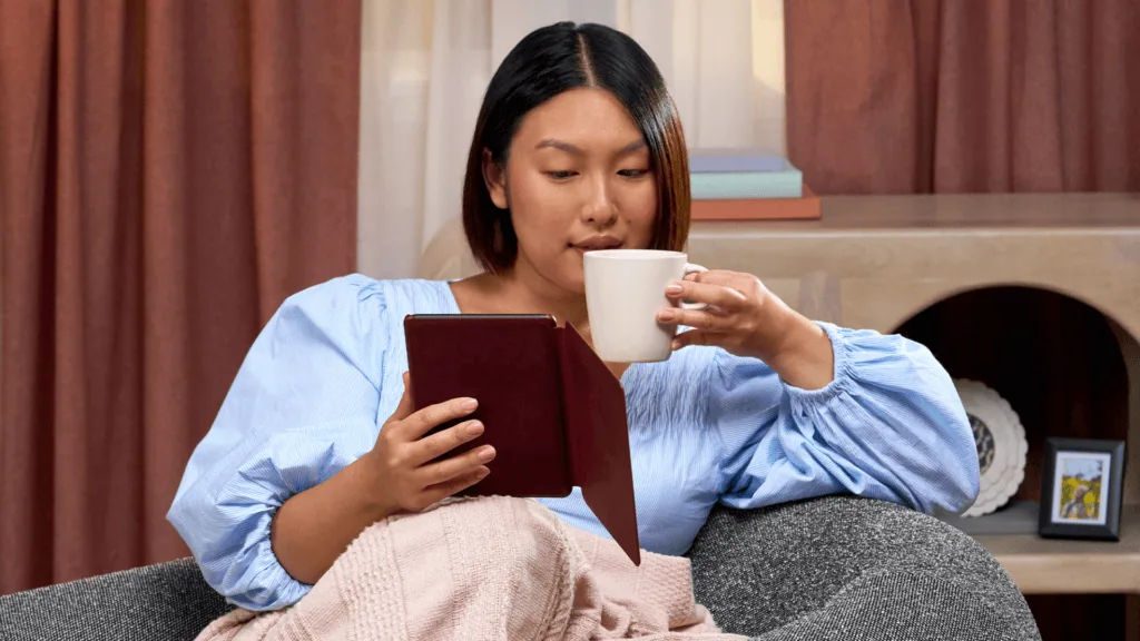 Qual o melhor kindle? Como escolher o ideal para você Mulher usando kindle