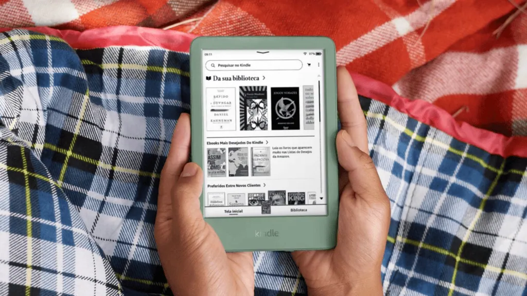 Qual o melhor kindle? Como escolher o ideal para você Kindle verde com biblioteca aberta