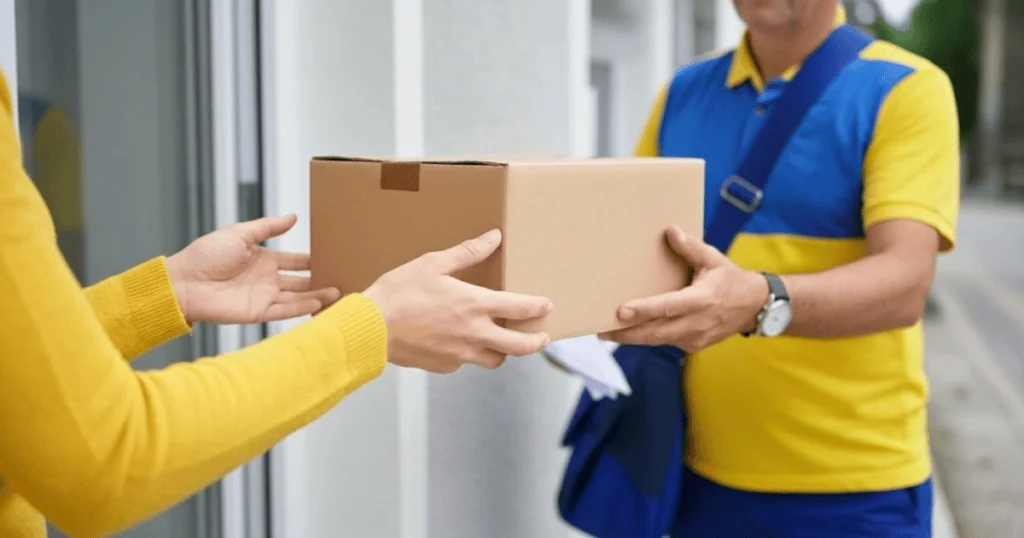 Veja como checar encomendas dos correios e evitar golpes Entrega de encomenda dos correios sendo entregue por um entregador, atenção à segurança ao receber pacotes.