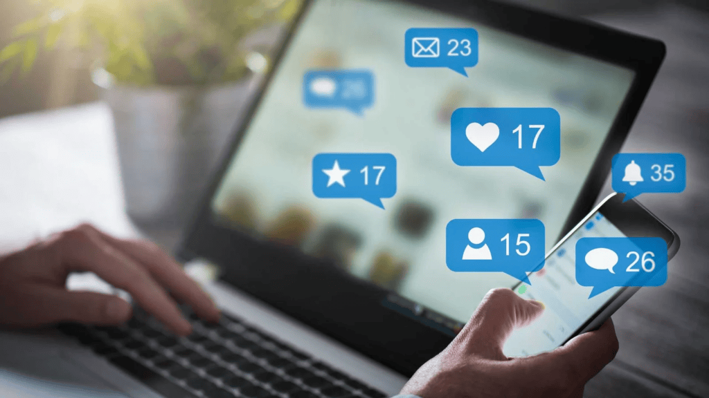 5 dicas rápidas para vender mais na internet Imagem de smartphone com notificações de redes sociais e engajamento digital, destacando dicas para vender mais na internet.