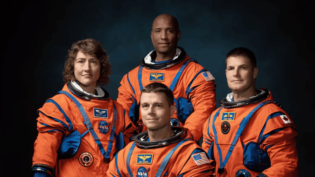 Astronautas da nasa em traje espacial preparados para missão lunar artemis ii em 2026.