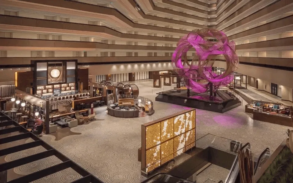 Calendário tech 2026: os principais eventos de tecnologia e inovação do ano Lobby de hotel sofisticado com escultura artística, iluminação suave e decoração contemporânea, perfeito para eventos de tecnologia.