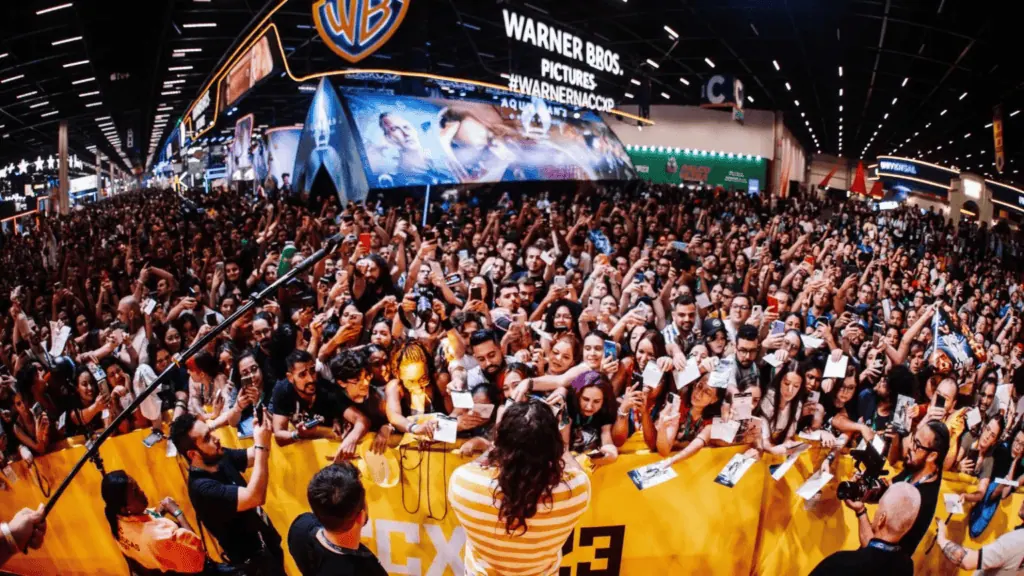 Calendário tech 2026: os principais eventos de tecnologia e inovação do ano Evento de tecnologia com público em entusiasmo em feira de inovação.