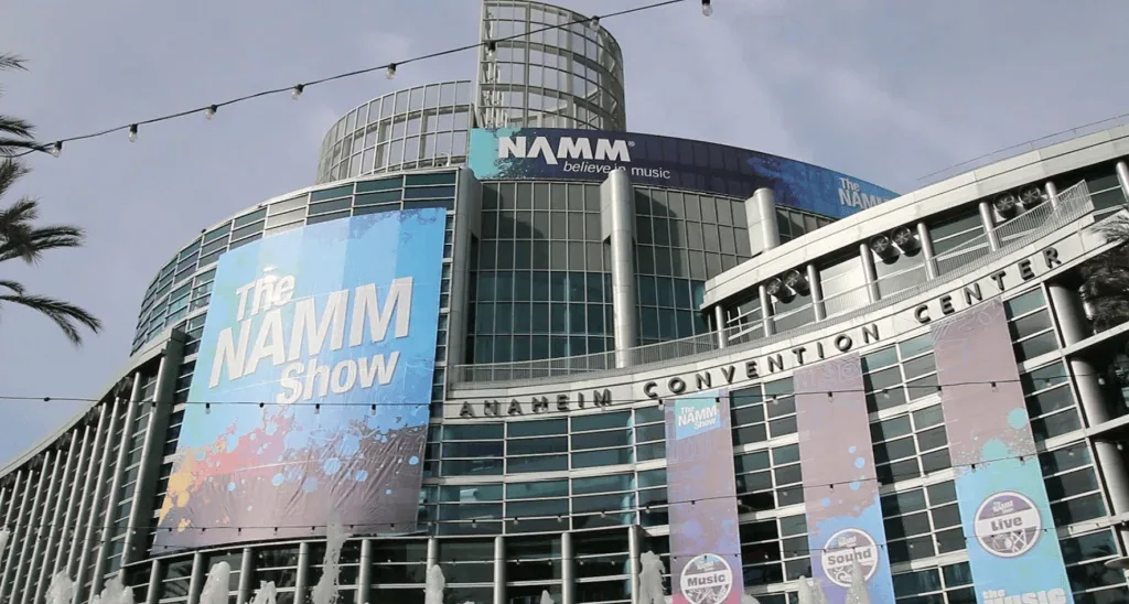 Calendário tech 2026: os principais eventos de tecnologia e inovação do ano Fachada do namm show 2026 no centro de convenções com banners grandes.