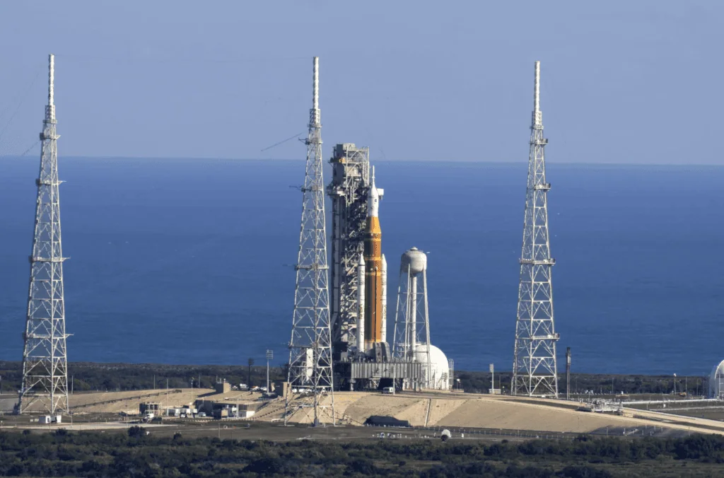 Humanos voltarão à lua em 2026 com a missão artemis ii da nasa Foguete da missão artemis ii pronto para o lançamento rumo à lua.