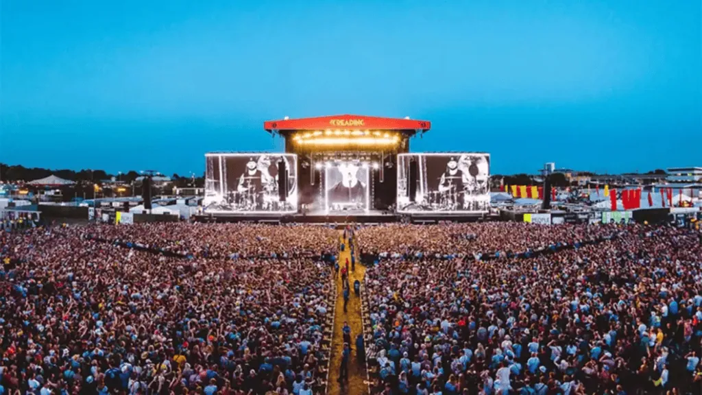 Calendário tech 2026: os principais eventos de tecnologia e inovação do ano Evento de música ao ar livre com grande público, cenário ideal para fotos de festivais e shows ao vivo.