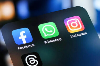 Ícones de facebook, whatsapp e instagram aparecem na tela de smartphone.